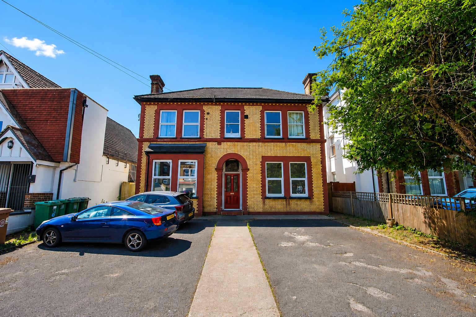 1 bed property in Queens Road, Wallington